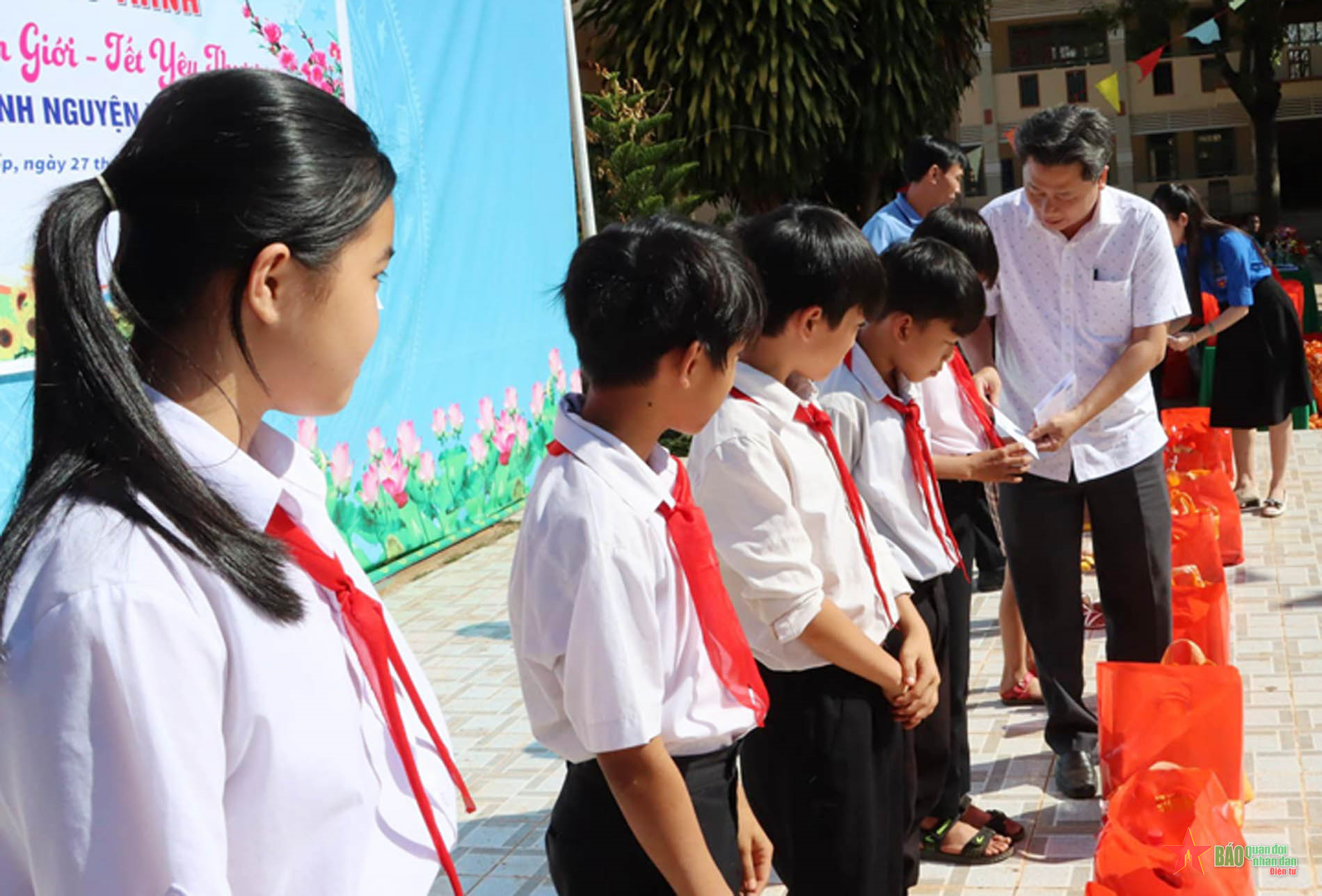 “Xuân biên giới - Tết yêu thương” tại Bình Phước